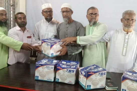 আশাশুনিতে এমপি রবিউল বাশার'র পক্ষ থেকে ফ্যান বিতরণ