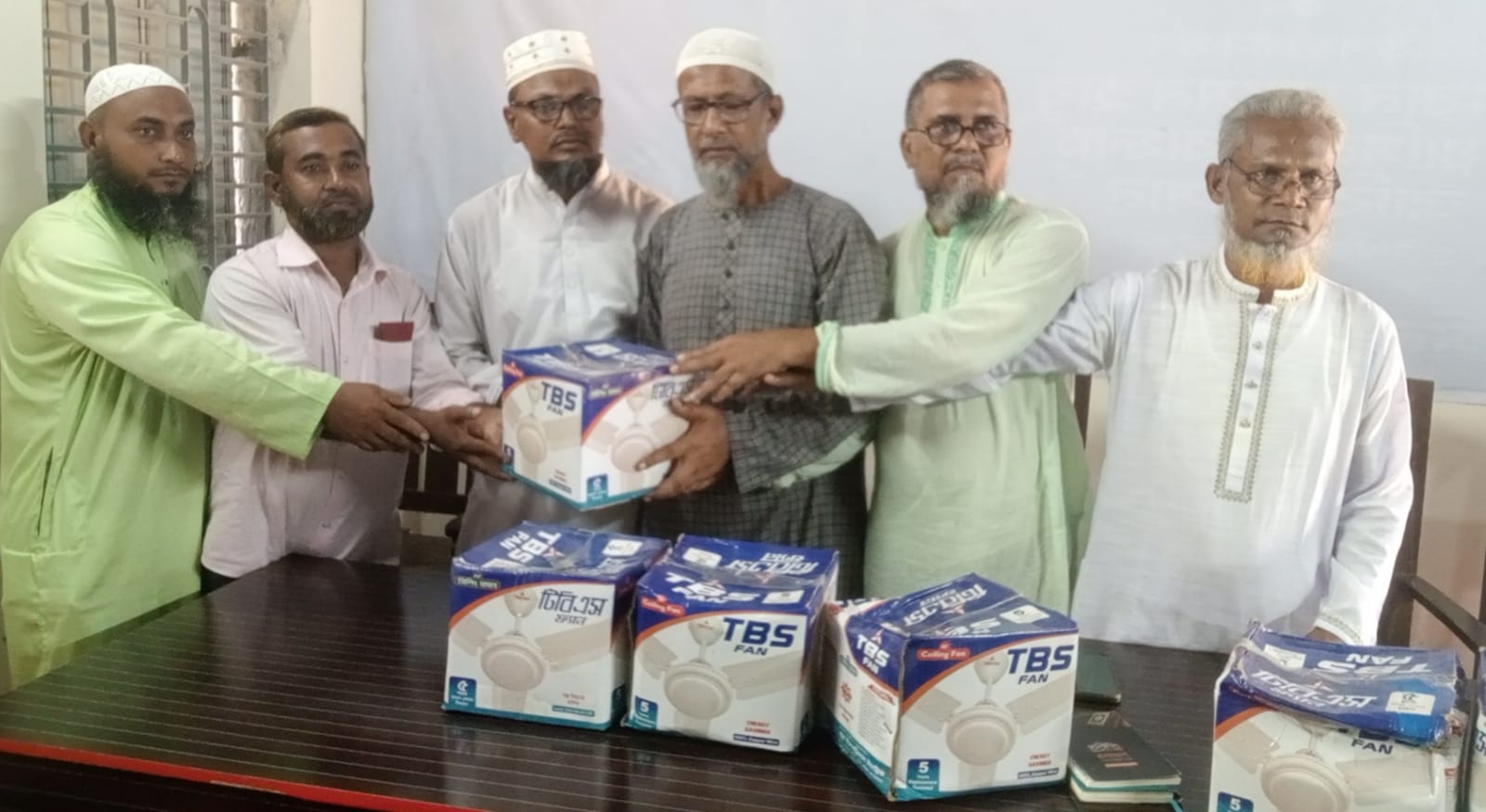 আশাশুনিতে এমপি রবিউল বাশার’র পক্ষ থেকে ফ্যান বিতরণ