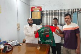 কলারোয়ায় জার্সি উপহার প্রদান করলো এম.এ.কে ট্যুর অ্যান্ড ট্রাভেল
