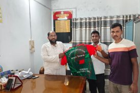 কলারোয়ায় জার্সি উপহার প্রদান করলো এম.এ.কে ট্যুর অ্যান্ড ট্রাভেল