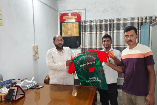 কলারোয়ায় জার্সি উপহার প্রদান করলো এম.এ.কে ট্যুর অ্যান্ড ট্রাভেল