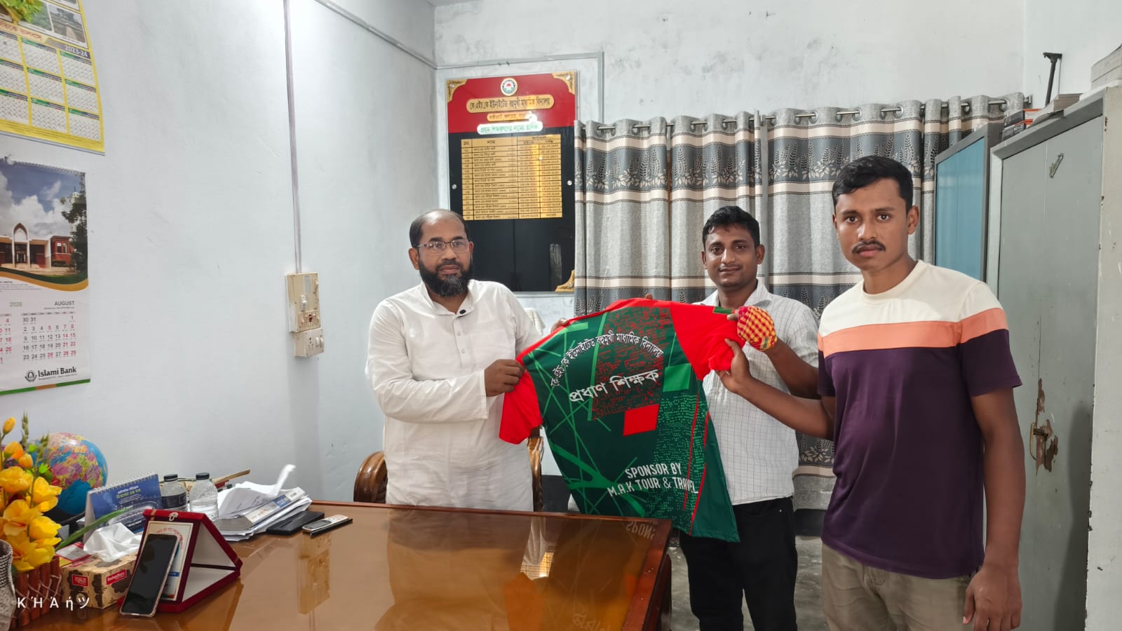 কলারোয়ায় জার্সি উপহার প্রদান করলো এম.এ.কে ট্যুর অ্যান্ড ট্রাভেল