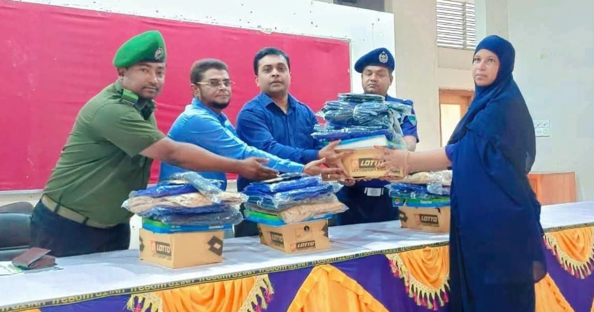কলারোয়ায় গ্রাম পুলিশের মাঝে পোশাক সামগ্রী বিতরণ