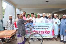 কয়রায় অসহায়দের মাঝে ব্যাটারিচালিত ভ্যান বিতরণ