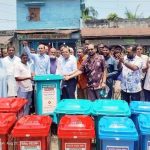 কালিগঞ্জের নাজিমগঞ্জ বাজারে ডাস্টবিন বিতরণের উদ্বোধন করলেন ইউএনও মিলন সাহা