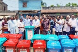কালিগঞ্জের নাজিমগঞ্জ বাজারে ডাস্টবিন বিতরণের উদ্বোধন করলেন ইউএনও মিলন সাহা