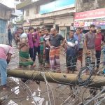 আশাশুনি বাজারে পল্লী বিদ্যুতের খাম্বা ভেঙে ইজিবাইক ও হোটেল ক্ষতিগ্রস্ত
