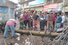 আশাশুনি বাজারে পল্লী বিদ্যুতের খাম্বা ভেঙে ইজিবাইক ও হোটেল ক্ষতিগ্রস্ত