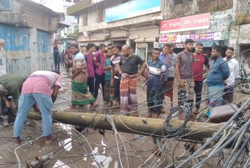 আশাশুনি বাজারে পল্লী বিদ্যুতের খাম্বা ভেঙে ইজিবাইক ও হোটেল ক্ষতিগ্রস্ত