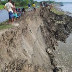 আশাশুনির প্রতাপনগরে ১০০ মিটার ওয়াবদা বেড়িবাঁধের বড় অংশ নদীগর্ভে।। এমপির ঘটনাস্থল পরিদর্শন