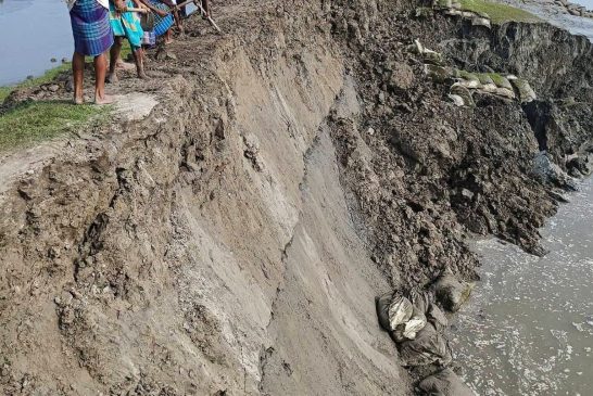 আশাশুনির প্রতাপনগরে ১০০ মিটার ওয়াবদা বেড়িবাঁধের বড় অংশ নদীগর্ভে।। এমপির ঘটনাস্থল পরিদর্শন