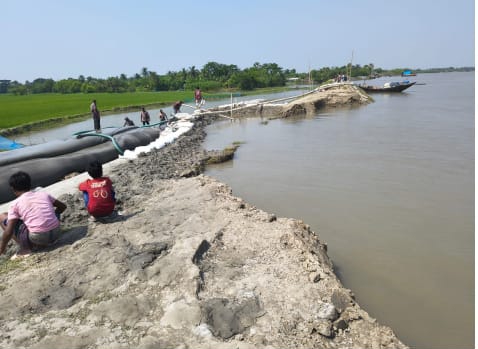 আশাশুনির প্রতাপনগরে ভাঙ্গন কবলিত ওয়াবদা বেড়িবাঁধ শঙ্কামুক্ত,কাজ শেষ হতে লাগবে সাত দিন