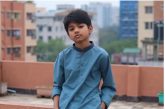 EN    অপ্রতিম হত্যাকাণ্ডে একাধিক ক্লু পেয়েছে পুলিশ, জিজ্ঞাসাবাদে কয়েকজন  কুমিল্লা প্রতিনিধি  অনলাইন ভার্সন  প্রকাশ: ১৭:০৫, শনিবার, ১৯ সেপ্টেম্বর, ২০২৬ অপ্রতিম হত্যাকাণ্ডে একাধিক ক্লু পেয়েছে পুলিশ, জিজ্ঞাসাবাদে কয়েকজন  সংগৃহীত ছবি  google_news   কুমিল্লা বিশ্ববিদ্যালয়ের শিক্ষক দম্পতির ছেলে অপ্রতিম হত্যাকাণ্ডের ঘটনায় একাধিক গুরুত্বপূর্ণ ক্লু পাওয়ার কথা জানিয়েছে পুলিশ। এ ঘটনায় সন্দেহভাজন কয়েকজনকে জিজ্ঞাসাবাদ করা হচ্ছে। তাদের মধ্যে কয়েকজন পুলিশ হেফাজতে রয়েছেন।  কুমিল্লার পুলিশ সুপার মো. আনিসুজ্জামান বলেন, অপ্রতিম নিখোঁজ হওয়ার পর থেকেই পুলিশের একাধিক টিম মাঠে কাজ করছে।   ‘আমরা এ হত্যাকাণ্ডে গুরুত্বপূর্ণ একাধিক ক্লু পেয়েছি। হত্যাকাণ্ডটির পেছনে শুধুমাত্র আইফোন ছিল, নাকি অন্য কোনো উদ্দেশ্য ছিল, তা দ্রুত উদ্ঘাটন করা হবে। হত্যাকাণ্ডে যতজনই জড়িত থাকুক, তাদের আইনের আওতায় নিয়ে আসা হবে। ’ সদর দক্ষিণ থানার ভারপ্রাপ্ত কর্মকর্তা (ওসি) রকিবুল ইসলাম বলেন, হত্যাকাণ্ডে জড়িত সন্দেহে কয়েকজনকে জিজ্ঞাসাবাদ করা হচ্ছে।   কয়েকজন পুলিশ হেফাজতে আছে। তবে তদন্তের স্বার্থে এখনই তাদের নাম প্রকাশ করা যাবে না। মরদেহ উদ্ধার করে কুমিল্লা মেডিকেল কলেজ হাসপাতালের মর্গে পাঠানো হয়েছে। একাধিক সূত্রের দাবি, হত্যাকাণ্ডের সঙ্গে তুহিন নামে এক যুবকের সম্পৃক্ততা থাকতে পারে।  বিকেল থেকে অপ্রতিমের সঙ্গে ওই যুবক ছিল বলে জানা গেছে। তুহিন বর্তমানে পুলিশ হেফাজতে রয়েছেন। এর আগে শুক্রবার (১৮ সেপ্টেম্বর) বিকেল সাড়ে ৩টার দিকে কোটবাড়ির বাসা থেকে মায়ের আইফোন নিয়ে বন্ধুদের সঙ্গে ছবি তুলতে বেরিয়ে নিখোঁজ হয় ১৩ বছর বয়সী অপ্রতিম। শনিবার দুপুরে কুমিল্লার কোটবাড়ি এলাকার দক্ষিণ মোড়ের দক্ষিণ পাশের একটি জঙ্গল থেকে তার মরদেহ উদ্ধার করা হয়। তার মাথায় গুরুতর আঘাতের চিহ্ন রয়েছে বলে জানিয়েছে পুলিশ।  অপ্রতিম বর্ডারগার্ড পাবলিক স্কুলের সপ্তম শ্রেণির শিক্ষার্থী। সে কুমিল্লা বিশ্ববিদ্যালয়ের বাংলা বিভাগের সহযোগী অধ্যাপক ড. নাহিদা বেগম ও কে এম ফিরোজ শাহরিয়ারের একমাত্র সন্তান।  অপ্রতিমের মরদেহের প্রথম প্রত্যক্ষদর্শী আবদুল কাদের জিলানী বলেন, বাঁশ কাটতে গিয়ে তারা জঙ্গলের মধ্যে মরদেহটি দেখতে পান। প্রথমে দূর থেকে কাউকে ঘুমিয়ে থাকতে দেখেছিলেন বলে মনে হয়। পরে কাছে গিয়ে মাথায় জখমের চিহ্ন দেখতে পান। এরপর মামুন নামে একজনকে বিষয়টি জানালে তিনি ঘটনাস্থলে গিয়ে মরদেহটি অপ্রতিমের বলে শনাক্ত করেন।  কুমিল্লা বিশ্ববিদ্যালয়ের প্রক্টর অধ্যাপক আবদুল হাকিম বলেন, ঘটনার পর পুলিশ, ডিবি, স্পেশাল রেসপন্স ব্যাটালিয়নসহ আইনশৃঙ্খলা রক্ষাকারী বাহিনীর বিভিন্ন ইউনিটের সঙ্গে যোগাযোগ করা হয়েছে। তবে অপ্রতিমকে জীবিত উদ্ধার করা সম্ভব হয়নি। তার সঙ্গে থাকা মায়ের আইফোনটিও পাওয়া যায়নি।  হত্যাকাণ্ডের খবর পেয়ে ঘটনাস্থল পরিদর্শনে যান স্থানীয় সংসদ সদস্য মনিরুল হক চৌধুরী। তিনি দোষীদের বিরুদ্ধে দ্রুত ব্যবস্থা নেওয়ার নির্দেশ দেন