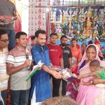 দুর্গাপূজায় দুঃস্থ সনাতনীদের উপহার দিলেন যুবদল নেতা চন্দন