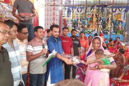 দুর্গাপূজায় দুঃস্থ সনাতনীদের উপহার দিলেন যুবদল নেতা চন্দন