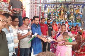 দুর্গাপূজায় দুঃস্থ সনাতনীদের উপহার দিলেন যুবদল নেতা চন্দন