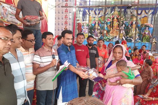 দুর্গাপূজায় দুঃস্থ সনাতনীদের উপহার দিলেন যুবদল নেতা চন্দন