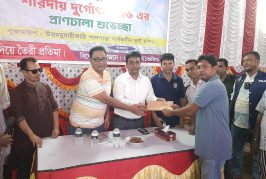 কলারোয়া পৌরসভাধীন ৮টি পূজা মন্দিরে পৌরসভার পক্ষ থেকে উপহার প্রদান