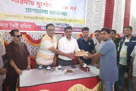 কলারোয়া পৌরসভাধীন ৮টি পূজা মন্দিরে পৌরসভার পক্ষ থেকে উপহার প্রদান