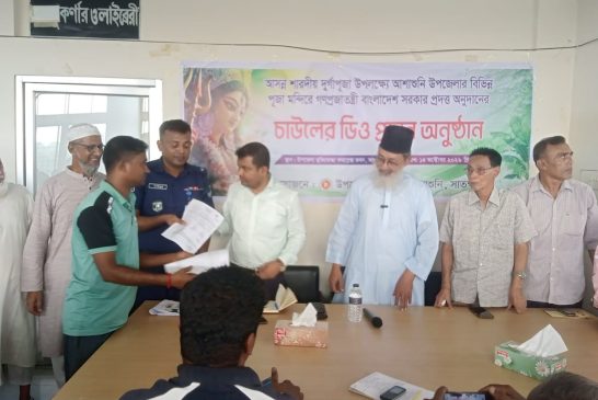 আশাশুনির ১০৬ দুর্গাপূজা মন্দিরে ৬৩ টন ৬০০ কেজি চাউলের ডিও প্রদান করেন এমপি রবিউল বাশার