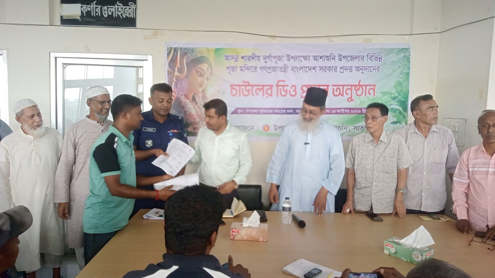 আশাশুনির ১০৬ দুর্গাপূজা মন্দিরে ৬৩ টন ৬০০ কেজি চাউলের ডিও প্রদান করেন এমপি রবিউল বাশার