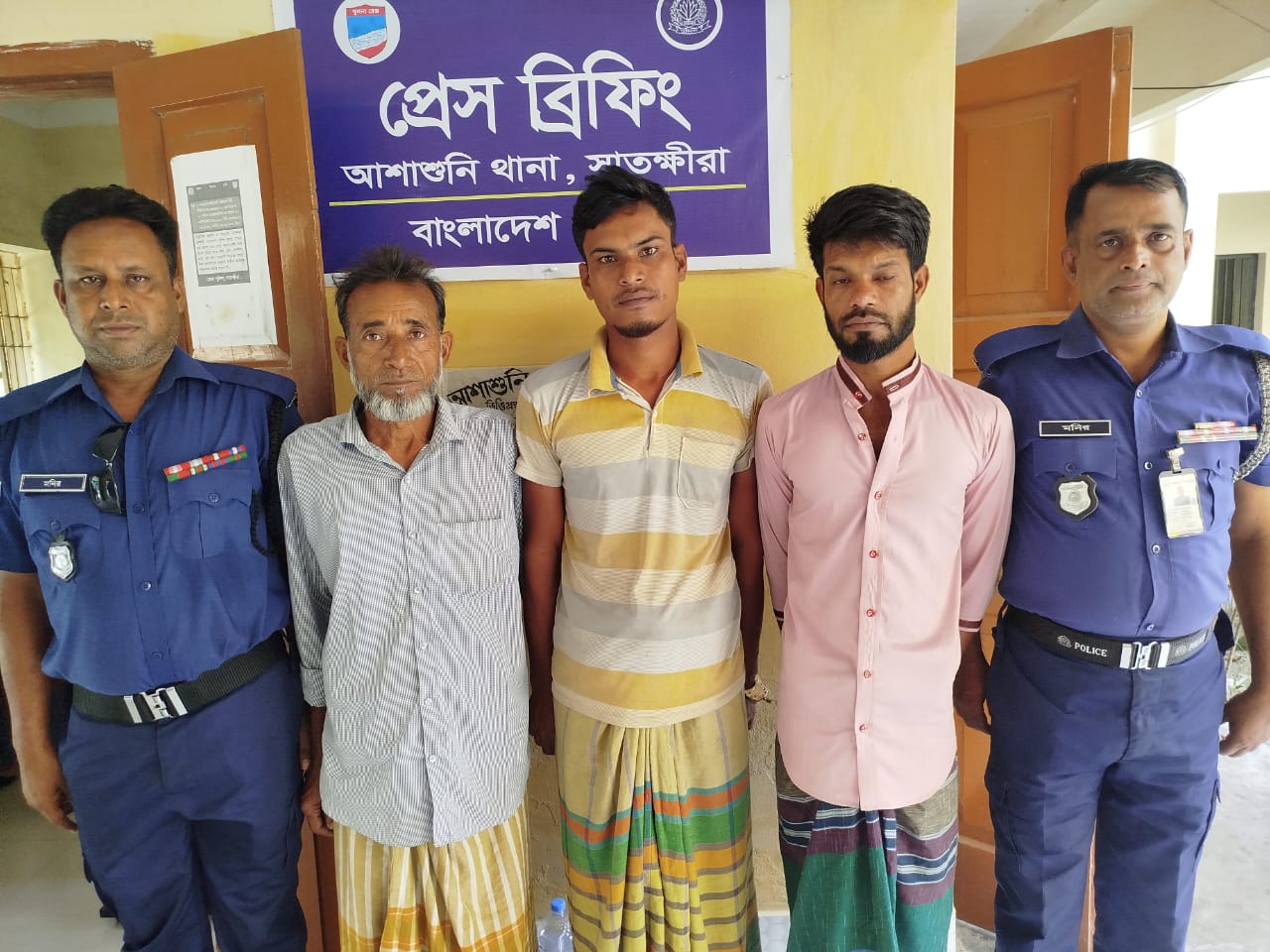 আশাশুনিতে পুলিশের অভিযানে ভ্যান চোরসহ গ্রেপ্তার-৩