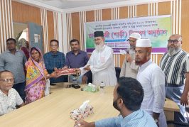 আশাশুনিতে দুর্গাপূজা উপলক্ষে শাড়ি ও অনুদানের চেক বিতরণ করলেন এমপি রবিউল বাশার
