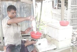 চোখে দেখেন না, তবুও হাতের স্পর্শে মাছ মেপে সংসার চালাচ্ছেন আশরাফুল